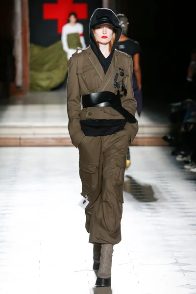 Look 32